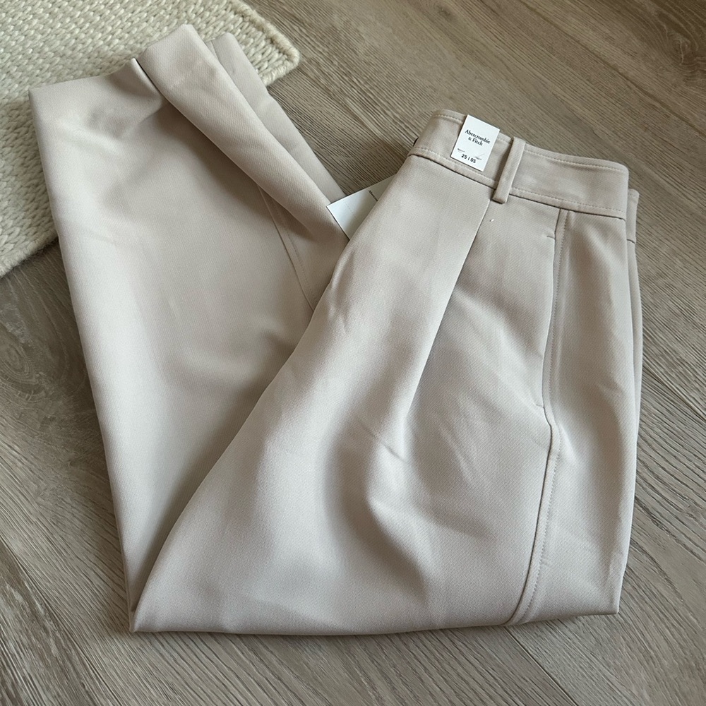NWT Abercrombie & Fitch High Rise Taper Tailored Pant in Light Taupe 25 Short - Picture 3 of 6